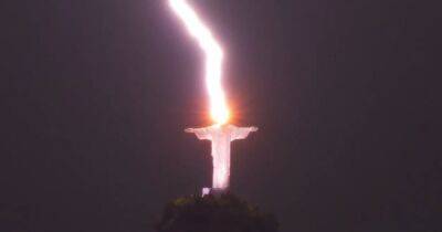 В статую Христа-Спасителя в Бразилии попала молния (фото) - focus.ua - Украина - Рио-Де-Жанейро - Бразилия
