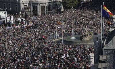 Медицинские работники устроили массовую акцию протеста в Мадриде против состояния системы здравоохранения - unn.com.ua - Украина - Киев - Испания - Мадрид - Сантьяго - Протесты