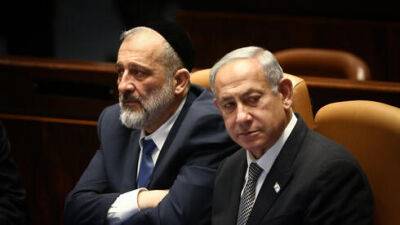 Яир Лапид - Беня Ганц - Лазейка для лидера ШАС: министры одобрили "закон Дери - 2" - vesty.co.il - Израиль