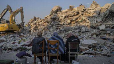 "Мы устали, но оно того стоит": спасатели продолжают поиски выживших после землетрясения - ru.euronews.com - Сирия - Турция