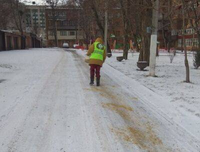 В Харькове песок с солью от гололеда разбросали рядом с 4604 домами — мэрия - objectiv.tv - Харьков