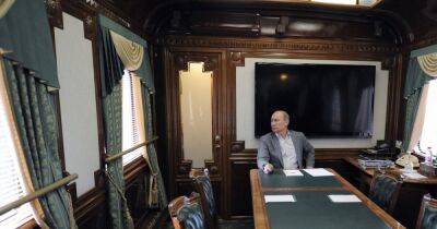 Владимир Путин - Юрий Ковальчук - Путин использует бронепоезда: СМИ сообщили о строительстве секретной сети станций для российского диктатора - dsnews.ua - Москва - Россия - Украина - Сочи - Новгородская обл.