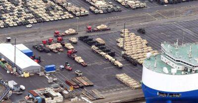 Включая БМП Bradley: более 300 боевых машин прибыли в немецкий порт из США (фото) - focus.ua - США - Украина - Англия - Германия - шт.Северная Каролина