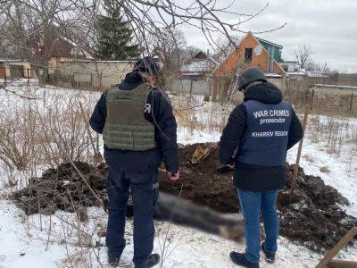 В поселке под Харьковом эксгумировали тело пенсионера, попавшего под обстрел - objectiv.tv - Россия - Харьковская обл. - Харьков