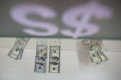 Доллар дорожает к основным валютам - smartmoney.one - Reuters