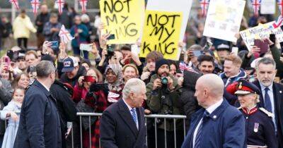 Елизавета II - король Карл III (Iii) - Король Карл III проигнорировал протестующих с табличками "Не мой король" - focus.ua - Украина - Twitter