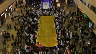 "У меня нет другой страны": в 50 городах проходят протесты против юридической реформы - vesty.co.il - Израиль - Тель-Авив