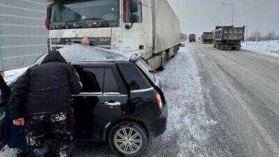 В Миассе легковой автомобиль столкнулся с фурой, погибла женщина - usedcars.ru - Москва - Челябинская обл. - Челябинск - Миасс