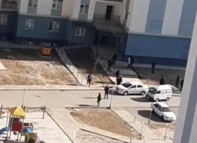 В Qarshi city обнаружен мертвый человек. По предварительным данным, он спрыгнул с многоэтажки. Видео - podrobno.uz - Узбекистан - Ташкент