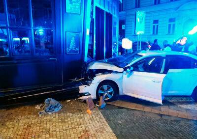 В центре Праги автомобиль вылетел на тротуар и сбил троих пешеходов - vinegret.cz - Чехия - Прага