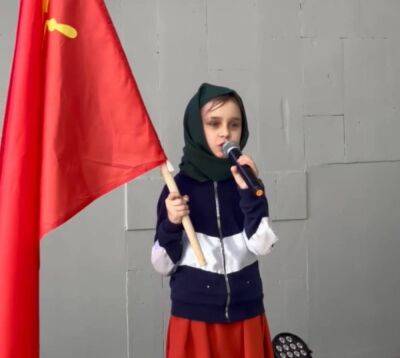 Бабушка с красным флагом - в России школьница вышла в костюме и прочитала стихи - видео - apostrophe.ua - Россия - Украина - Чита
