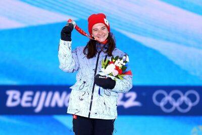 Наталья Непряева - Непряева заявила, что целенаправленно не смотрит гонки ЧМ по лыжным видам спорта - sport.ru
