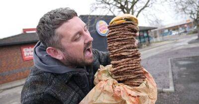 "Самый большой в Британии": фанат Burger King заказал бургер с 36 котлетами (фото) - focus.ua - Украина - Англия