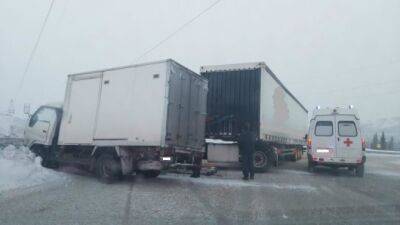 В столкновении двух грузовиков на трассе «Лена» в Якутии пострадал водитель - usedcars.ru - респ. Саха - район Алданский