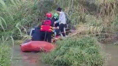 Видео: пожарные спасли людей из двух затопленных джипов в Петах-Тикве - vesty.co.il - Израиль - Иерусалим
