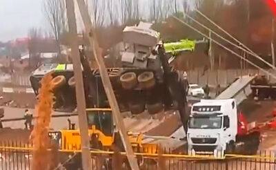 В Ташкентской области опрокинулся автокран, есть погибший. Видео - podrobno.uz - Узбекистан - Ташкент - Скончался
