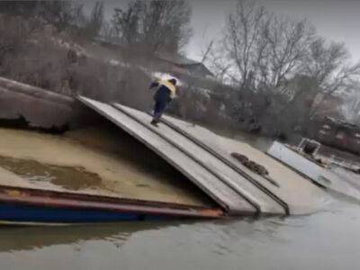 В украинском порту Рени затонула румынская баржа с пшеницей - СМИ - unn.com.ua - Украина - Киев - Румыния - Одесса - Одесская обл. - Рени - Черное Море