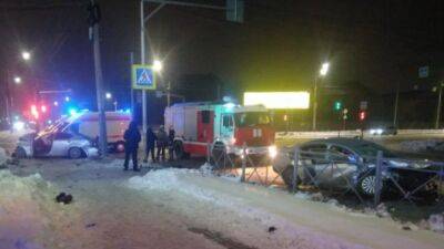 В Омске ночью столкнулись две иномарки, погиб пассажир, пострадали оба водителя - usedcars.ru - Омск - Омская обл. - Скончался