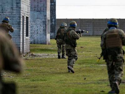 Бойцы ВСУ проходят базовую военную подготовку в Британии: изучают порядок подхода и проникновения в здание - unn.com.ua - Украина - Киев - Англия - Канада - Великобритания