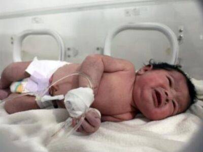 В Сирии из-под завалов дома спасли новорожденного младенца. Он был связан пуповиной с мертвой матерью. Видео - gordonua.com - Сирия - Украина - Израиль - Грузия - Румыния - Кипр - Ливан - Turkey - Twitter