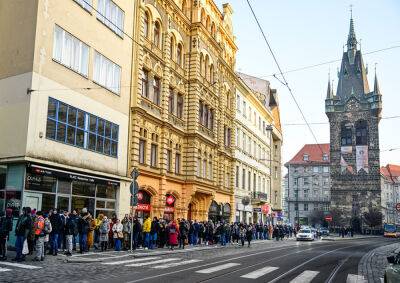 Жители Чехии выстроились в гигантские очереди за памятной банкнотой - vinegret.cz - Чехия - Прага - Чсср