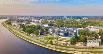 Началось строительство пешеходного моста через Килевейна гравис - rus.delfi.lv - Латвия