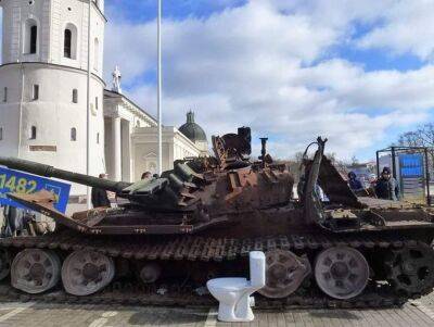 В Вильнюсе краской разрисовали российский танк, выставленный на площади - obzor.lt - Россия - Украина - Киев - Литва - Вильнюс - Каунас - Ес
