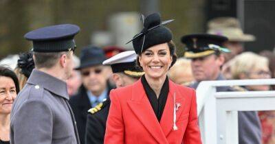 принц Уильям - Елизавета II - принц Чарльз - Кейт Миддлтон - Alexander Macqueen - Черная шляпка и красное пальто. Кейт Миддлтон продемонстрировала идеальный весенний образ - focus.ua - Украина - Англия