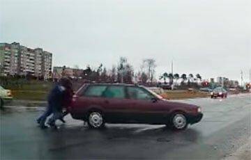 Видеофакт: Белорусы помогли заглохшему на оживленном перекрестке водителю - charter97.org - Белоруссия - Дзержинск - Минск