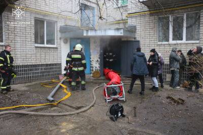 В Харькове горела пятиэтажка: 40 человек эвакуировали, один погиб (фото) - objectiv.tv - Украина - Харьковская обл. - Харьков - Гсчс