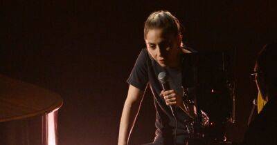 Леди Гага - В джинсах, футболке и без макияжа. Леди Гага поразила выступлением на "Оскаре-2023" (видео) - focus.ua - США - Украина