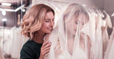 "Так похожи, что аж страшно": мать заставляет девушку заменить сестру-близнеца на свадьбе - focus.ua - Украина