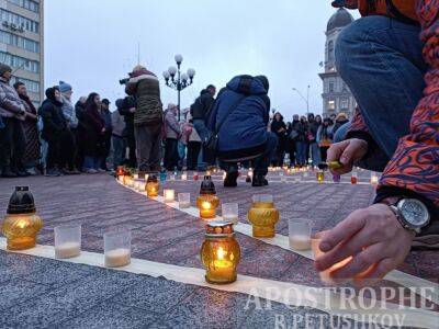 Удар по Драмтеатру в Мариуполе – киевляне и гости столицы почтили память жертв, фото - apostrophe.ua - Украина - Киев - Мариуполь