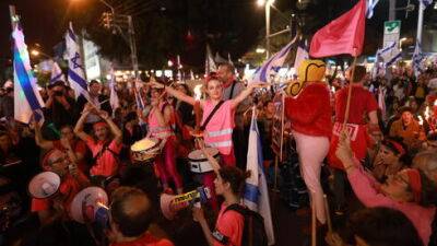 Нир Баркат - День протеста завершается: тысячи на факельном шествии в Тель-Авиве - vesty.co.il - Израиль - Берлин - Тель-Авив