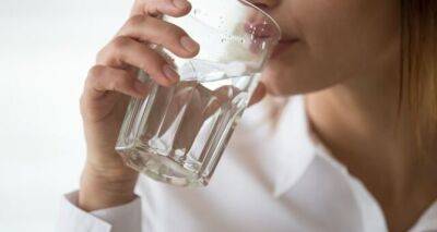 Какую воду нельзя пить во время еды: врачи поставили точку в этом вопросе - cxid.info