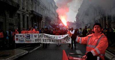 Марин Ле-Пен - Элизабет Борн - Горящие автомобили и стычки с полицией: в Париже проходят массовые протесты (видео) - focus.ua - Украина - Франция - Париж