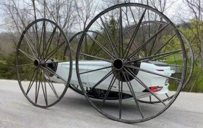 На Tesla установили огромные колеса от дилижанса - korrespondent.net - США - Украина