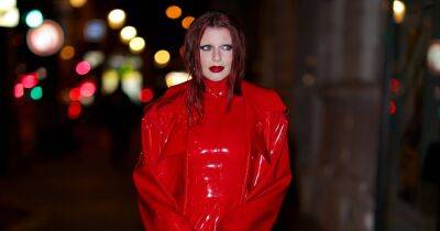 Джулия Фокс - Непривычно одетая. Джулия Фокс в красном с головы до ног появилась на модном показе - focus.ua - Украина - Париж
