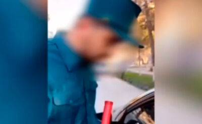 В Узбекистане посадили на 15 суток двух молодых парней, снявших шуточный ролик с сотрудником ДПС, который берет взятки - podrobno.uz - Узбекистан - Ташкент