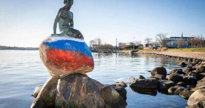 В Дании статую Русалочки разрисовали в цвета флага РФ (фото) - focus.ua - Россия - Украина - Дания - Копенгаген