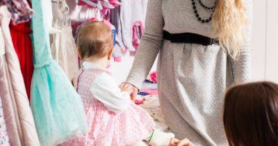 Louis Vuitton - Мать-одиночка живет впроголодь ради покупки нарядов от Louis Vuitton для 7-месячной дочери - focus.ua - Украина - Англия