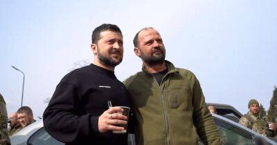 Владимир Зеленский - "Нам за деньги": Зеленский в Донецкой области зашел на местную АЗС за чаем (видео) - focus.ua - Украина - Запорожье - Донбасс - Бахмут - Донецкая обл.