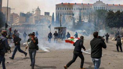 Слезоточивый газ и столкновения: протестующие в Ливане пытались штурмовать штаб-квартиру правительства - unn.com.ua - Украина - Киев - Ливан - Бейрут - Протесты