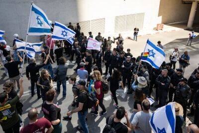 Амир Охана - Ави Дихтера побили израильским флагом - news.israelinfo.co.il - Тель-Авив