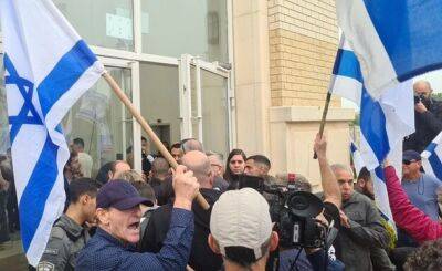 Амир Охана - Нир Баркат - Министра от «Ликуда» ударили древком флага за поддержку судебной реформы - nashe.orbita.co.il