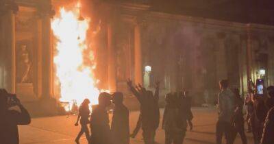Во Франции - Протесты во Франции: в Бордо неизвестные подожгли здание мэрии (видео) - focus.ua - Украина - Франция - Париж - Бордо - Протесты