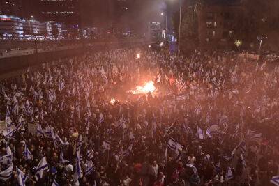 Мики Зоар - Бурная ночь в Израиле: тысячи митингуют у Кнессета, в Ликуде брожение - news.israelinfo.co.il - Израиль