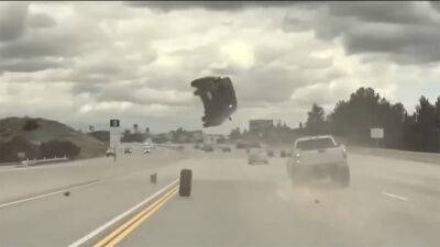 Kia Soul подлетел вверх после наезда на оторвавшееся колесо — жуткую аварию записал Tesla, Autopilot которого предотвратил столкновение - itc.ua - Украина - Лос-Анджелес - шт. Индиана