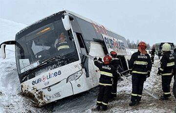 Автобус Минск-Вилтнюс столкнулся со снегоуборочной техникой и съехал в кювет - charter97.org - Белоруссия - Минск - район Воложинский