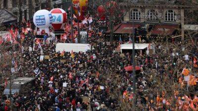 Во Франции - Протесты против пенсионной реформы во Франции: 450 000 протестующих в Париже, столкновения с полицией, первые арестованные - unn.com.ua - Украина - Киев - Франция - Париж - Нант - Протесты